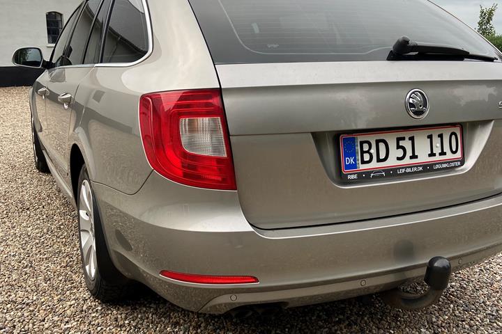Beige Skoda Superb fra 2011