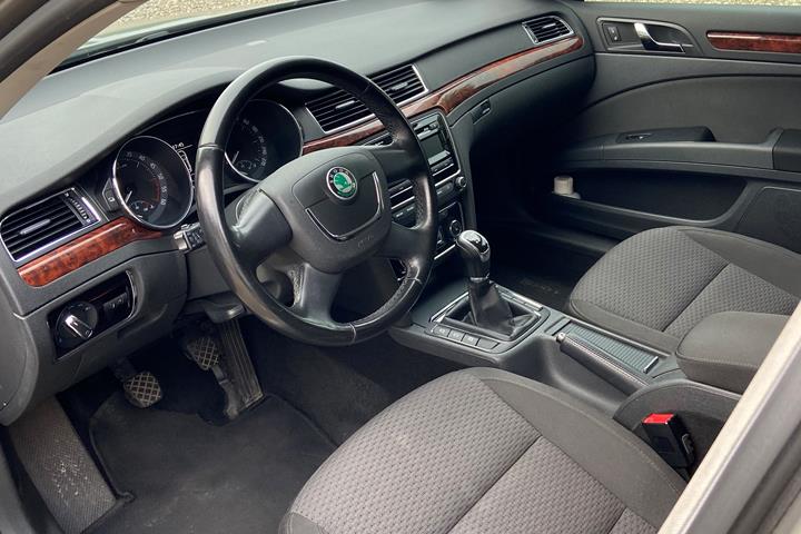 Beige Skoda Superb fra 2011