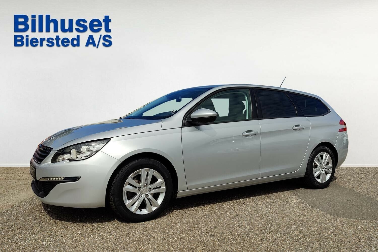 Grå Peugeot 308 fra 2017