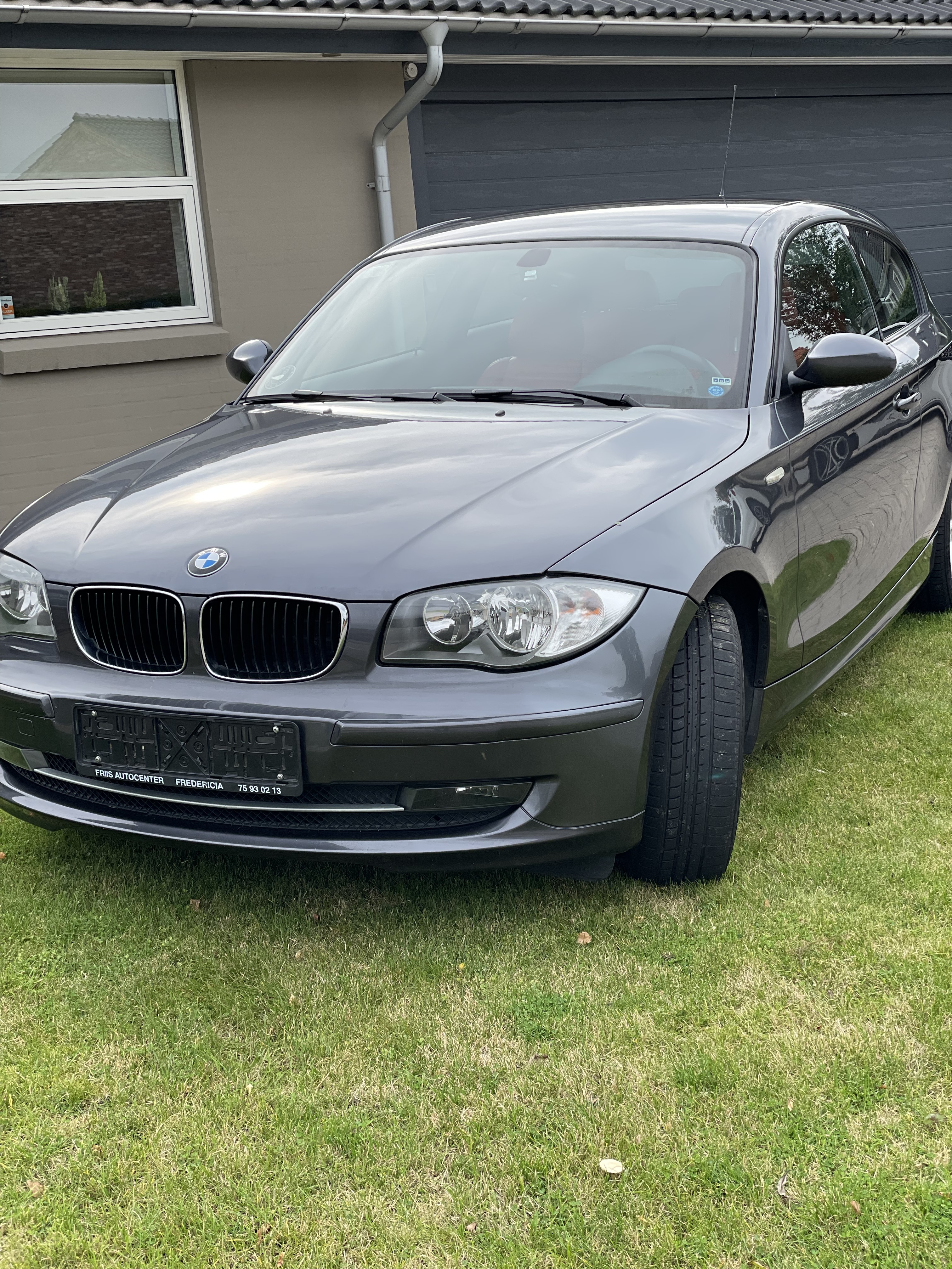 Sølv BMW 118i fra 2008