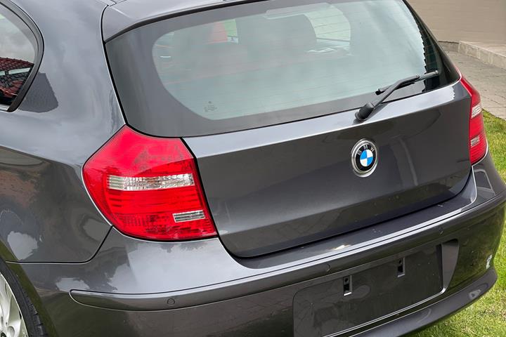 Sølv BMW 118i fra 2008