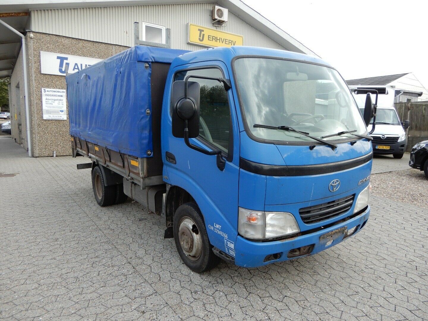 Blå Toyota Dyna 150 fra 2005