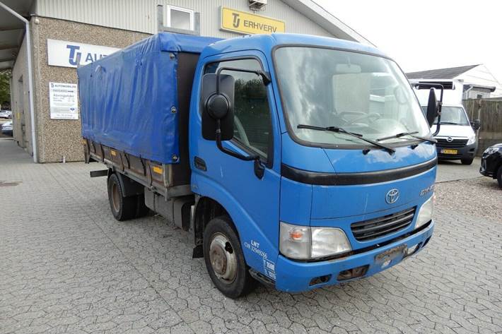 Blå Toyota Dyna 150 fra 2005