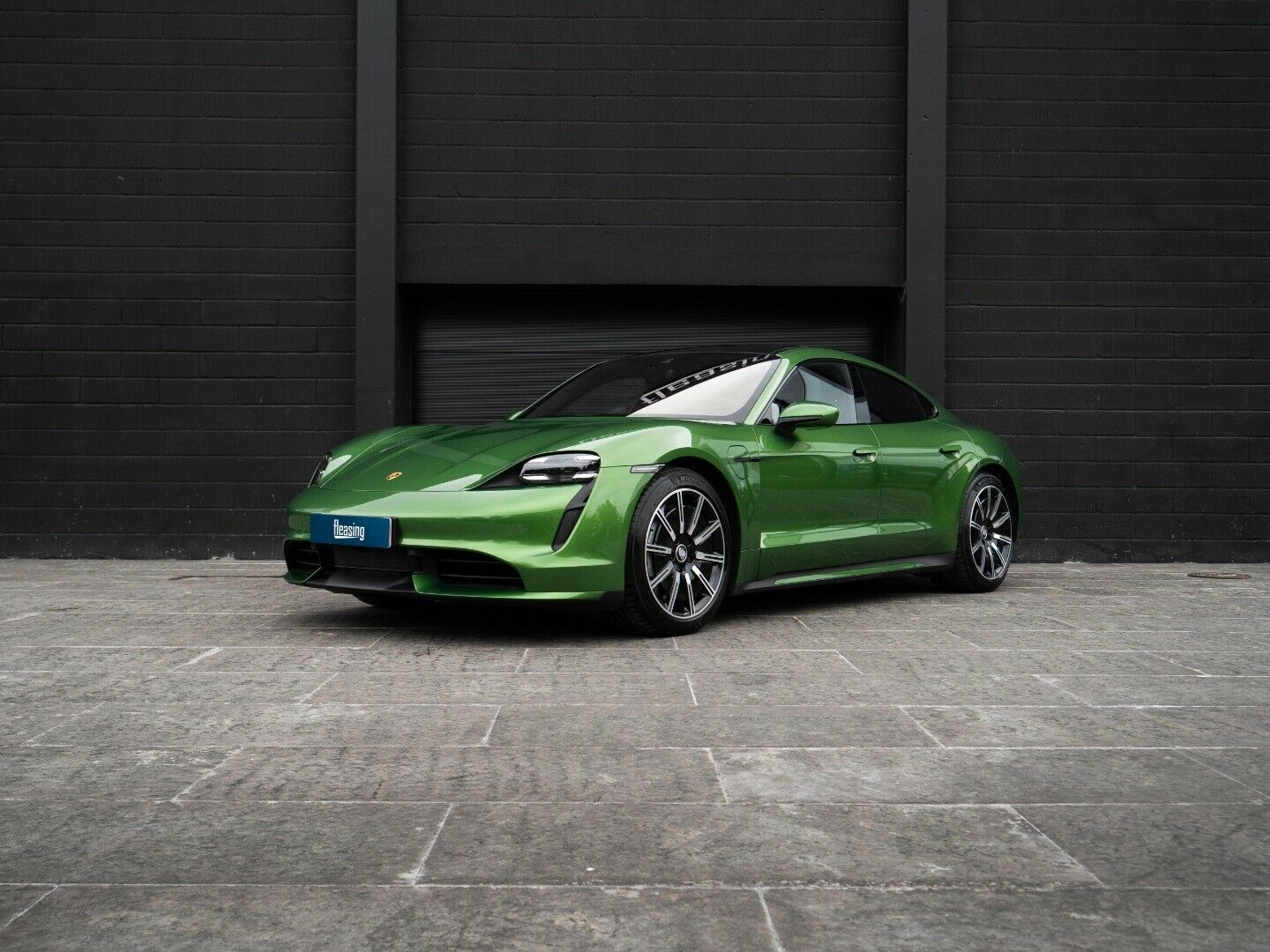 Grøn Porsche Taycan Turbo fra 2020