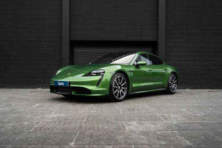 Grøn Porsche Taycan Turbo fra 2020
