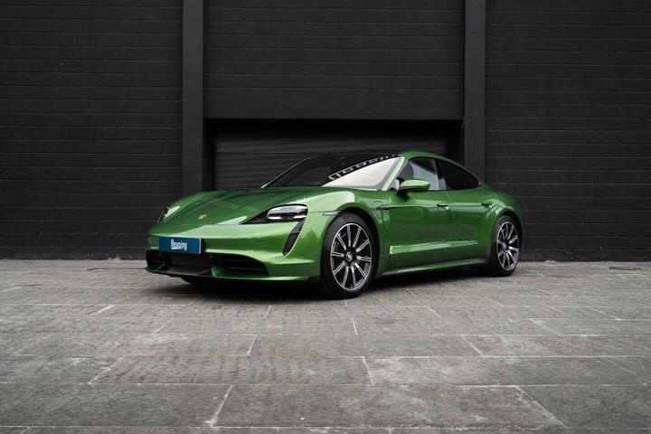 Grøn Porsche Taycan Turbo fra 2020