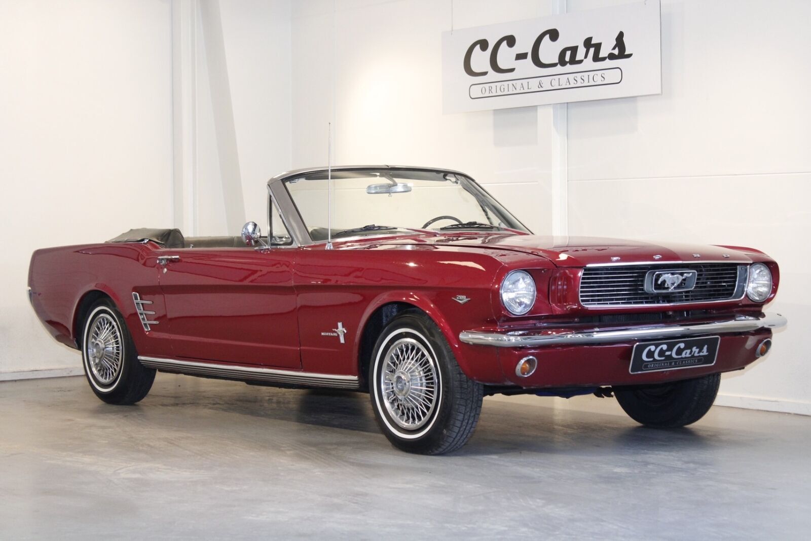 Rød Ford Mustang fra 1966