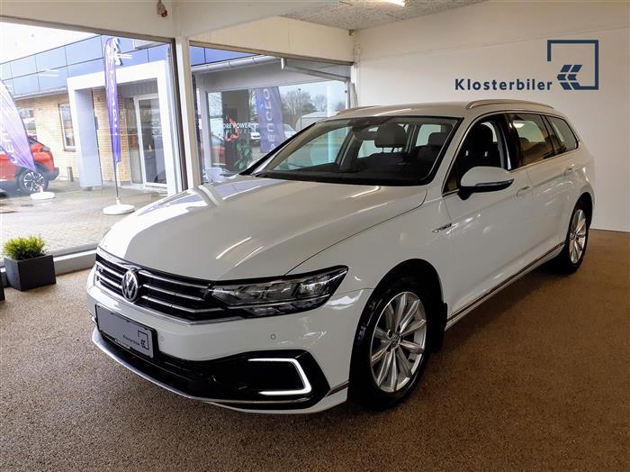 Hvid VW Passat fra 2020