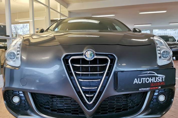Grå Alfa Romeo Giulietta fra 2011