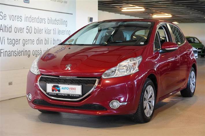 Rød Peugeot 208 fra 2012