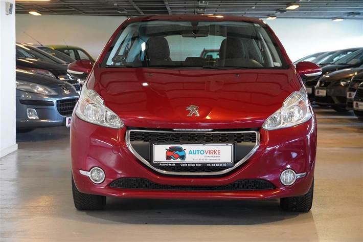 Rød Peugeot 208 fra 2012