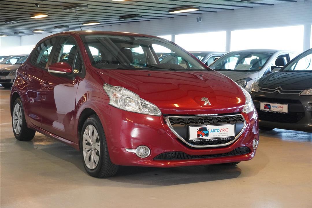 Rød Peugeot 208 fra 2012