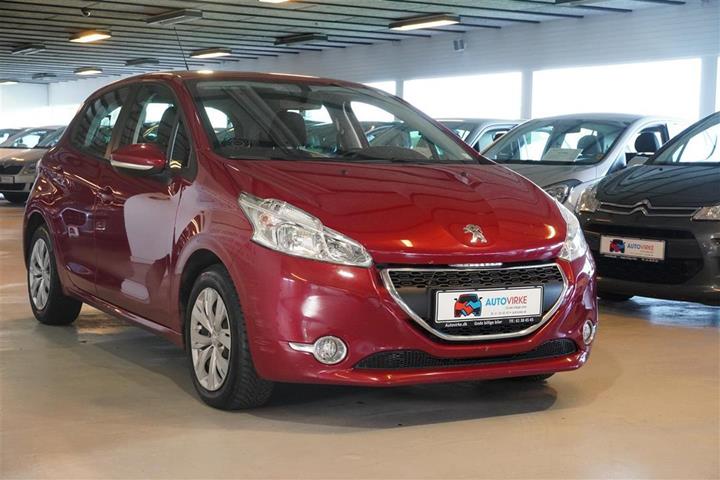 Rød Peugeot 208 fra 2012