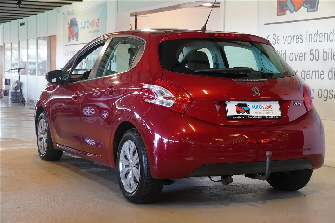 Rød Peugeot 208 fra 2012