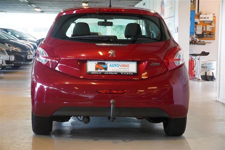 Rød Peugeot 208 fra 2012