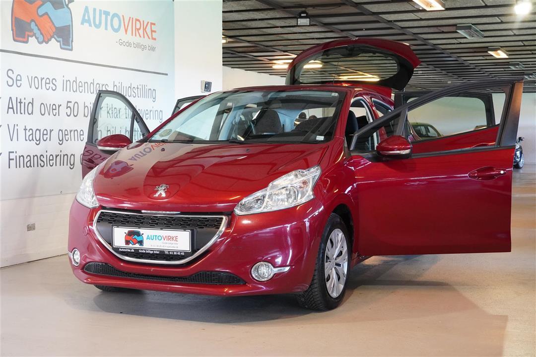 Rød Peugeot 208 fra 2012