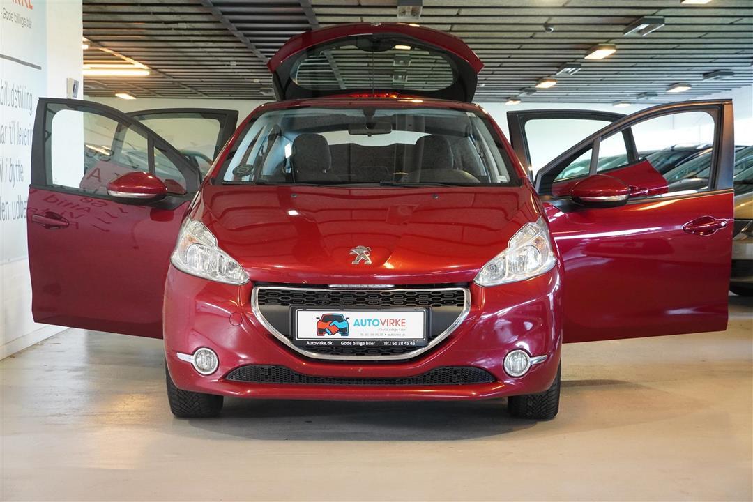 Rød Peugeot 208 fra 2012