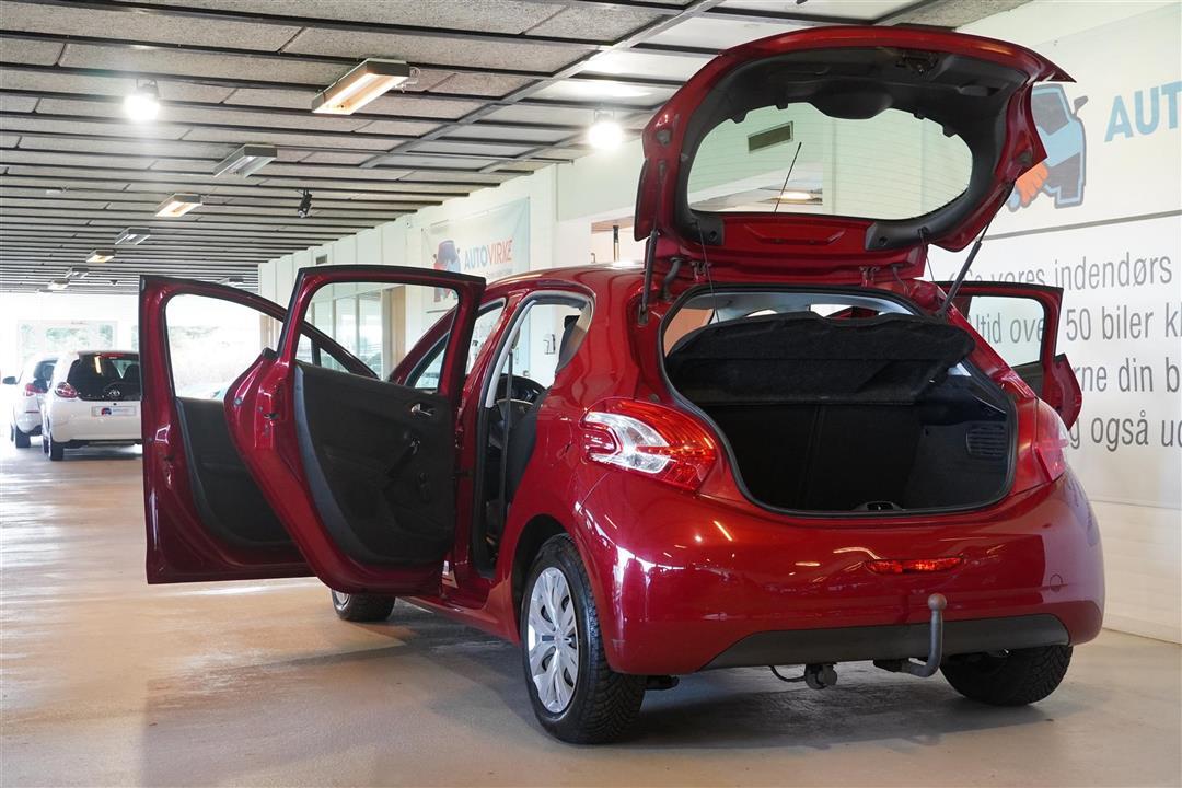 Rød Peugeot 208 fra 2012