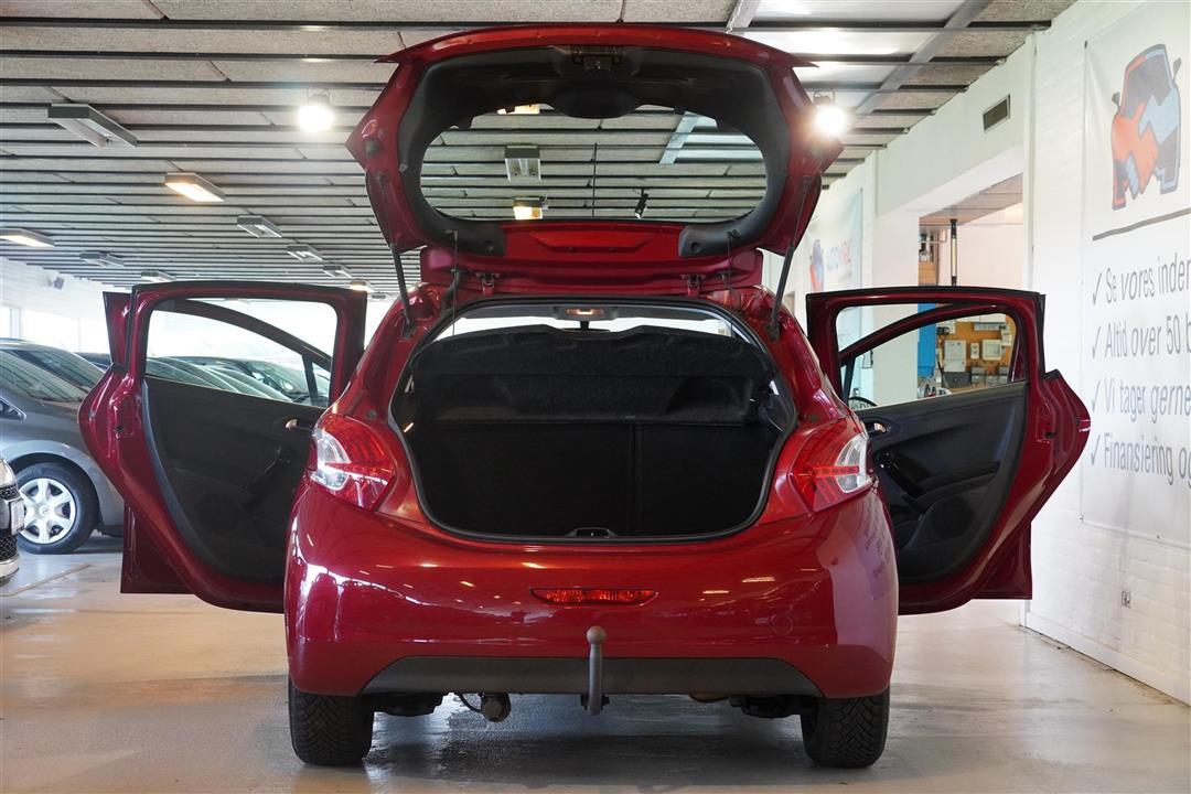 Rød Peugeot 208 fra 2012