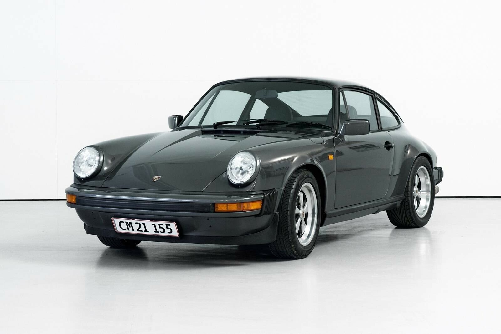 Grå Porsche 911 fra 1979