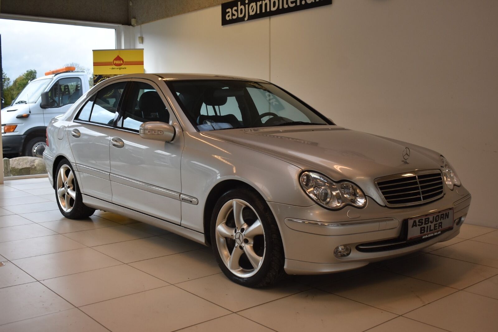 Grå Mercedes C200 fra 2003