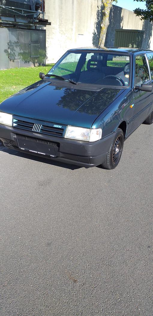 Grøn Fiat Uno fra 1994
