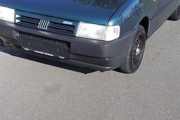 Grøn Fiat Uno fra 1994