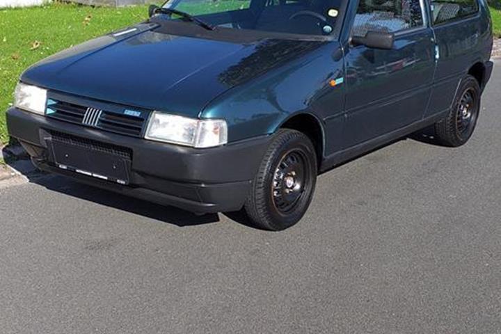Grøn Fiat Uno fra 1994