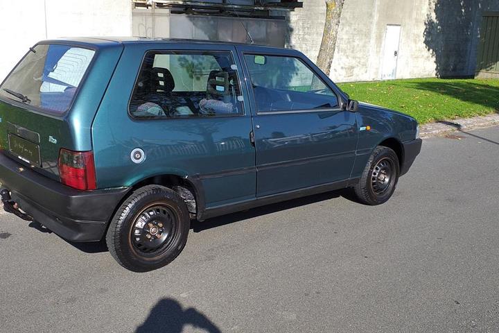 Grøn Fiat Uno fra 1994