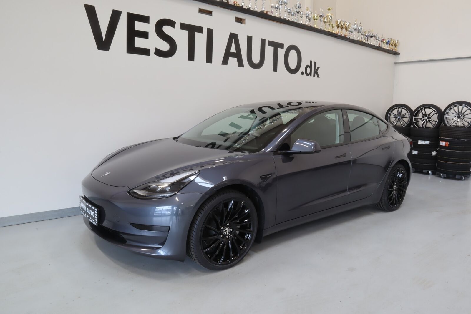 Grå Tesla Model 3 fra 2021