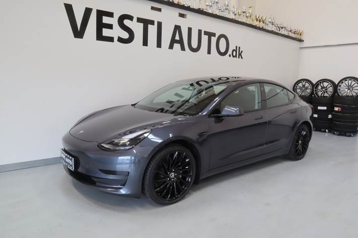 Grå Tesla Model 3 fra 2021