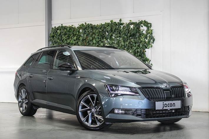 Grå Skoda Superb fra 2019