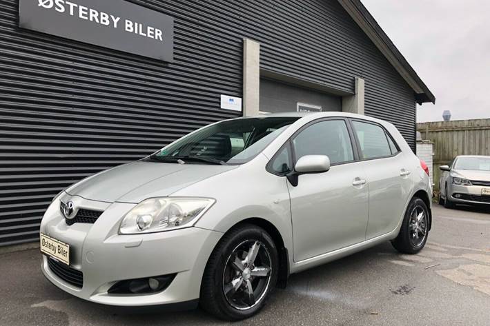 Grå Toyota Auris fra 2007
