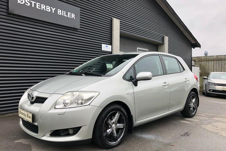 Grå Toyota Auris fra 2007