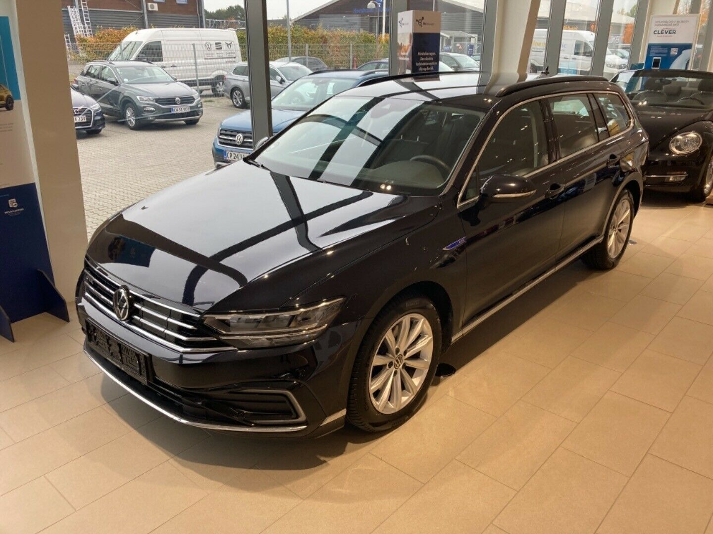Grå VW Passat fra 2021