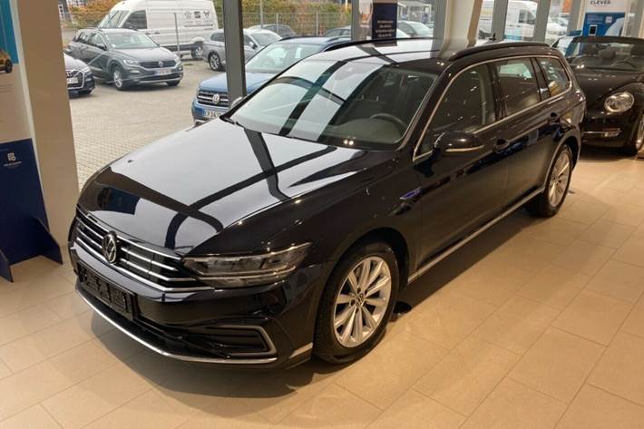 Grå VW Passat fra 2021
