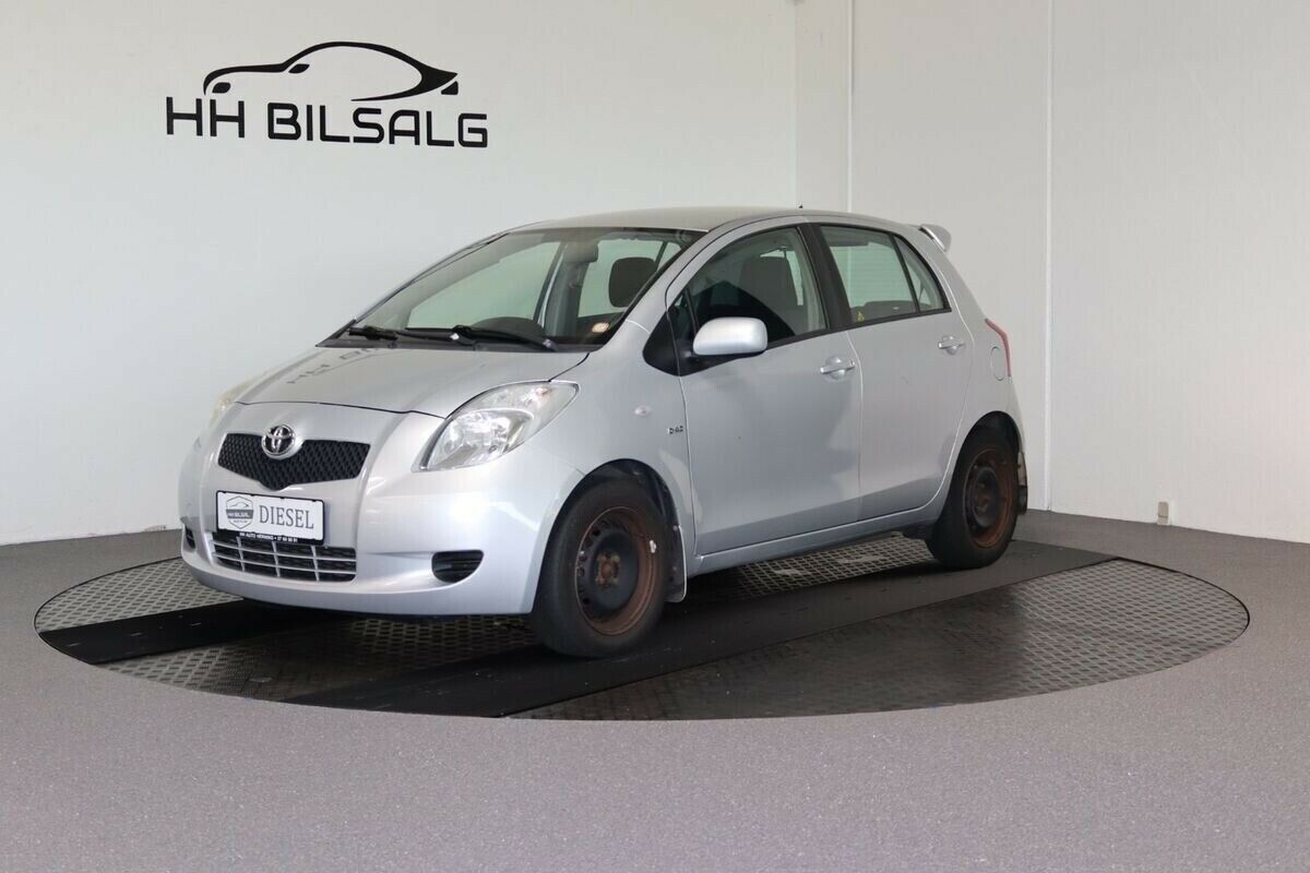 Grå Toyota Yaris fra 2007