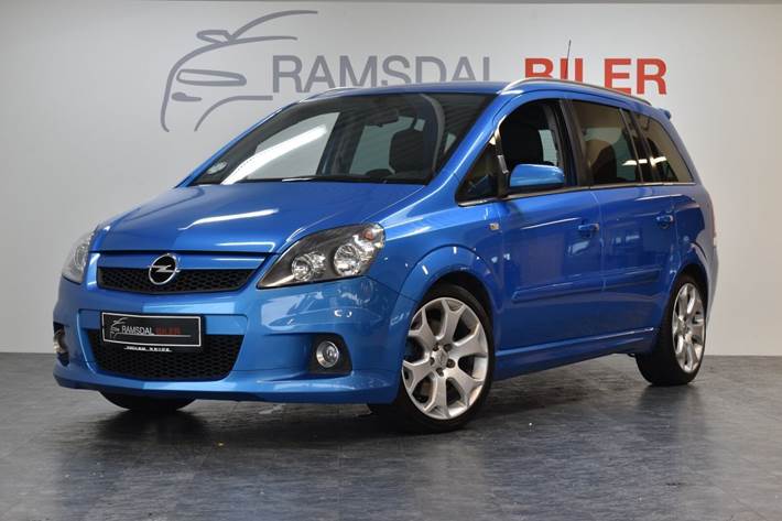 Blå Opel Zafira fra 2008