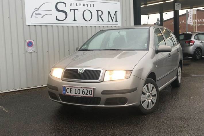 Grå Skoda Fabia fra 2007
