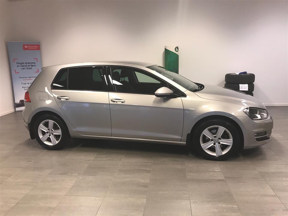 Grå VW Golf fra 2014