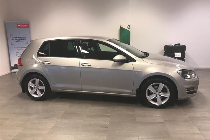 Grå VW Golf fra 2014