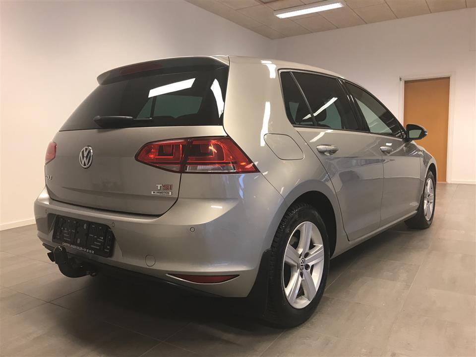 Grå VW Golf fra 2014