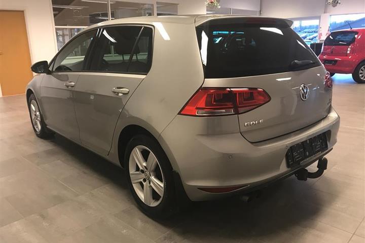 Grå VW Golf fra 2014