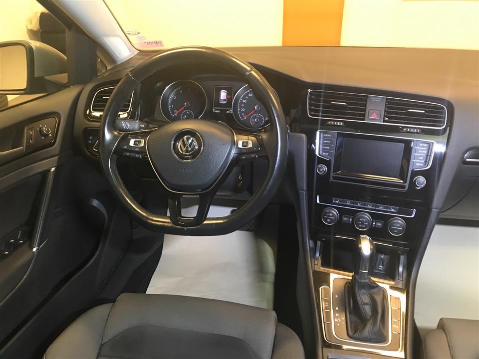 Grå VW Golf fra 2014
