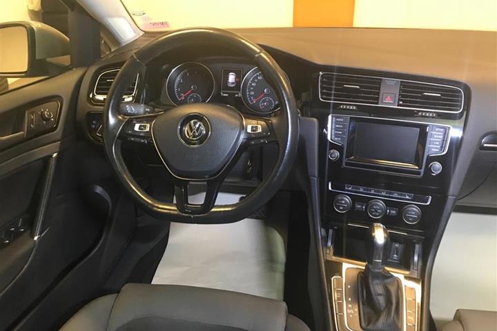 Grå VW Golf fra 2014