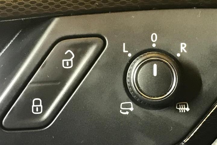 Grå VW Golf fra 2014