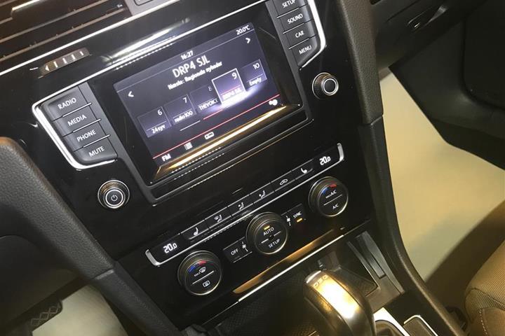 Grå VW Golf fra 2014