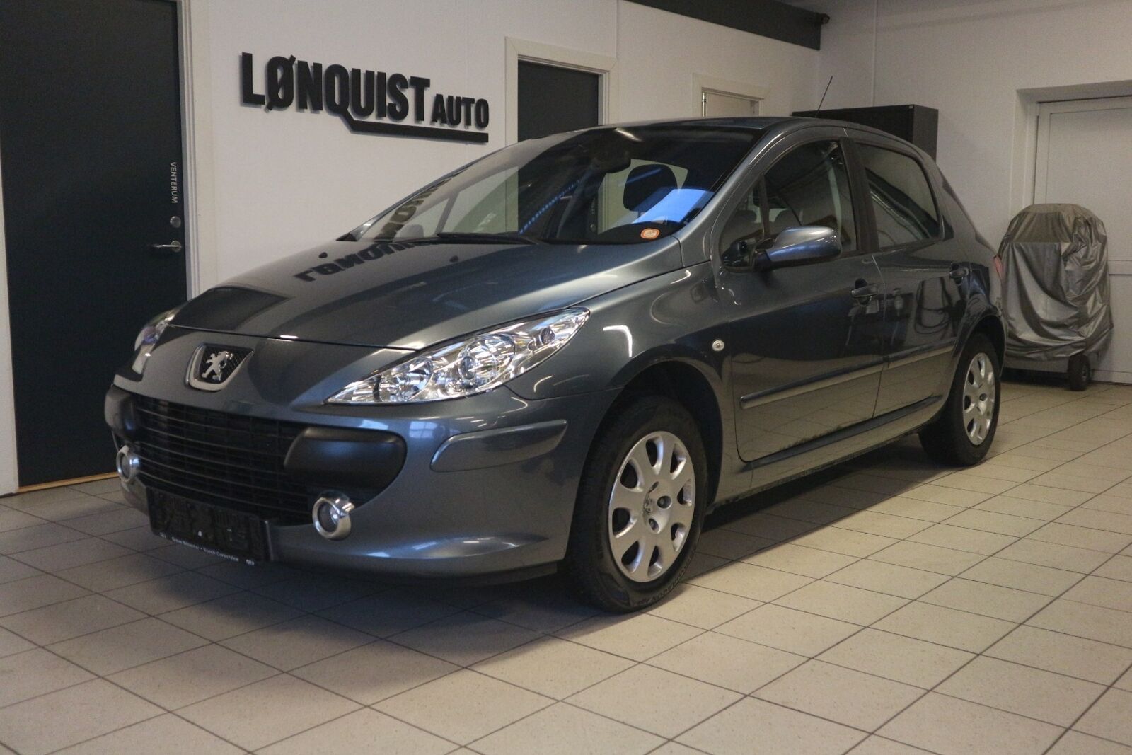 Grå Peugeot 307 fra 2005