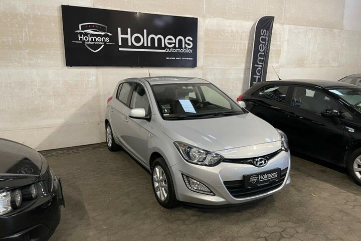 Grå Hyundai i20 fra 2014