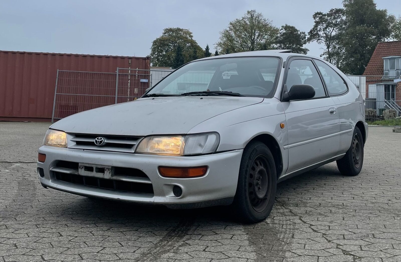 Grå Toyota Corolla fra 1995